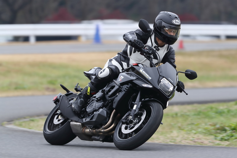 ドライ路面の細かな凹凸をほどよく吸収してくれるPOWER 5