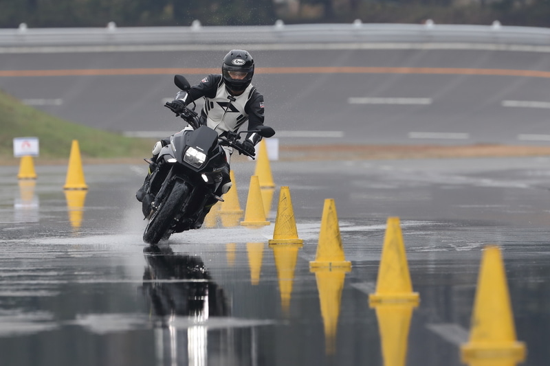 POWER 5では切り返し時のスムーズさもあり、荷重をしっかりかけてグリップさせながらクリアしていける