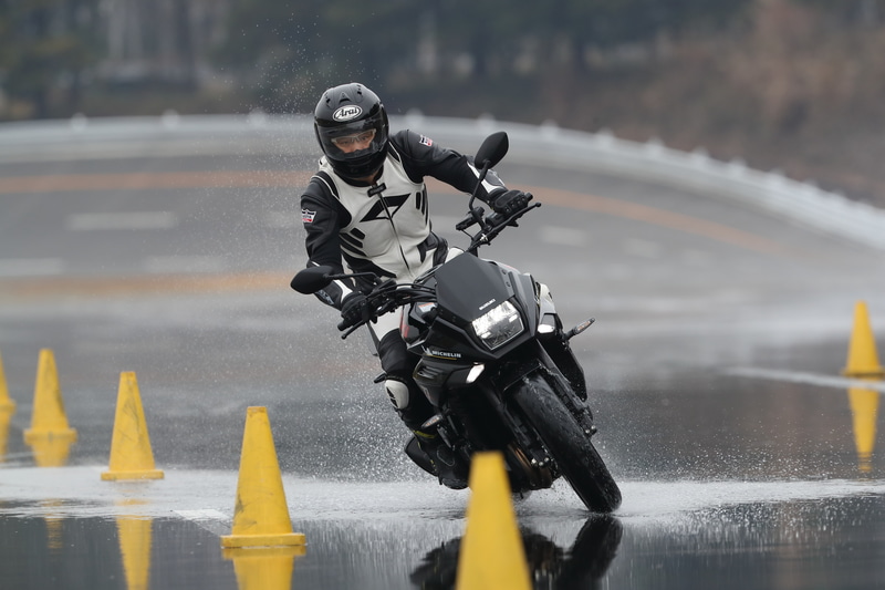 POWER 5はリアの高いグリップ性能で、前にぐいぐい押し出してくれる