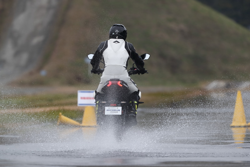 ウェット路面での制動テスト