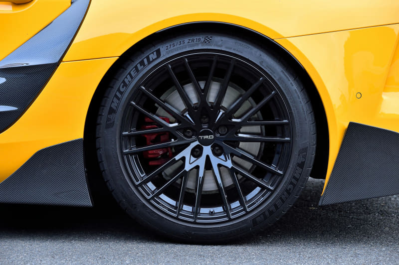 ホイールサイズは、フロント19×9.0J（インセット+32）、リア19×10.0J（インセット+40）。価格は64万円（1台分）