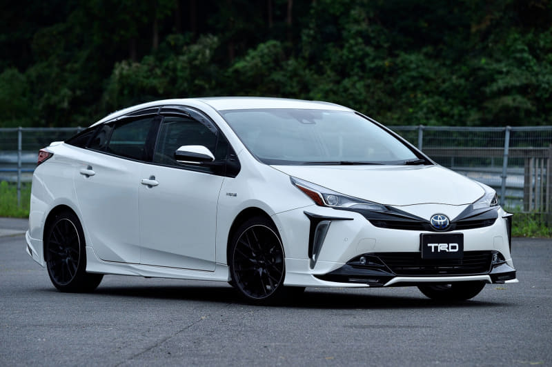 ボディ4か所に貼り付けることで、帯電を取り除き、車両本来の性能を引き出すというGRディスチャージテープ。価格5000円（1枚1500円）