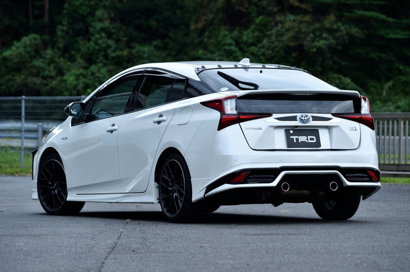 ボディ4か所に貼り付けることで、帯電を取り除き、車両本来の性能を引き出すというGRディスチャージテープ。価格5000円（1枚1500円）