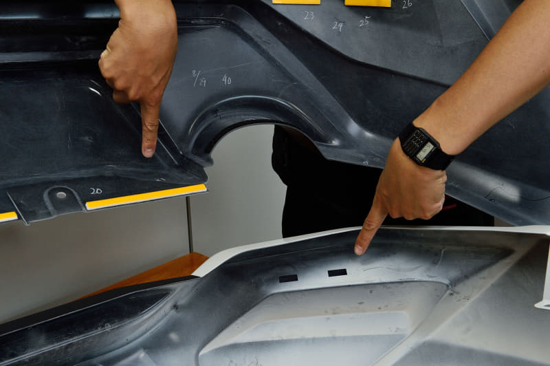 ボディ4か所に貼り付けることで、帯電を取り除き、車両本来の性能を引き出すというGRディスチャージテープ。価格5000円（1枚1500円）