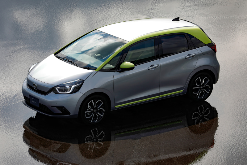 デザインが大きく変わった4代目フィット。ボディサイズは全長が3995mm（CROSSTARを除く）、全高は現行モデルから10mmダウンする。パワートレーンは新開発のハイブリッドシステムを搭載するモデルと、現行型のガソリンエンジンを引き継いだモデルの2種類を用意