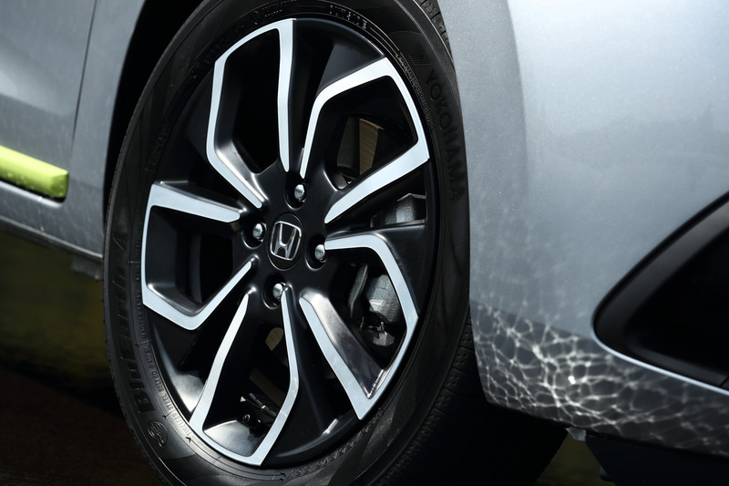 デザインが大きく変わった4代目フィット。ボディサイズは全長が3995mm（CROSSTARを除く）、全高は現行モデルから10mmダウンする。パワートレーンは新開発のハイブリッドシステムを搭載するモデルと、現行型のガソリンエンジンを引き継いだモデルの2種類を用意