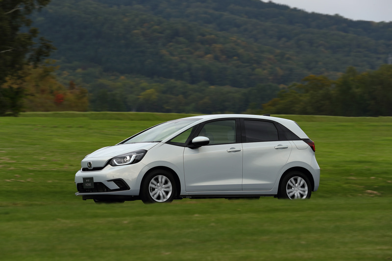 新開発のe：HEVにより、リニアなアクセルレスポンスと力強い加速を味わえるほか、高速走行時はモーターでの走行も可能