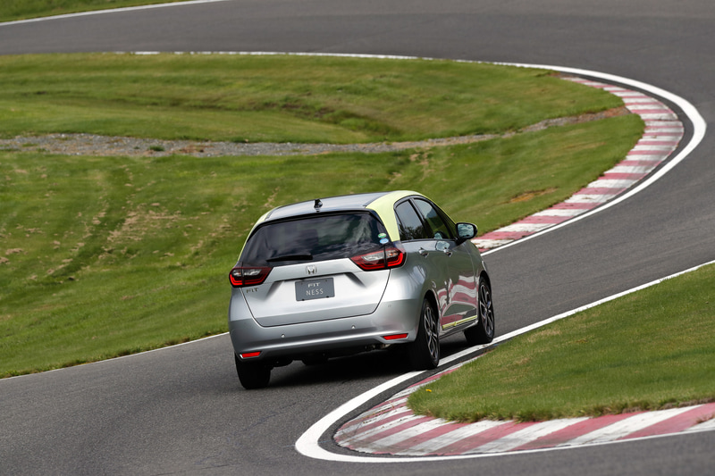 新開発のe：HEVにより、リニアなアクセルレスポンスと力強い加速を味わえるほか、高速走行時はモーターでの走行も可能