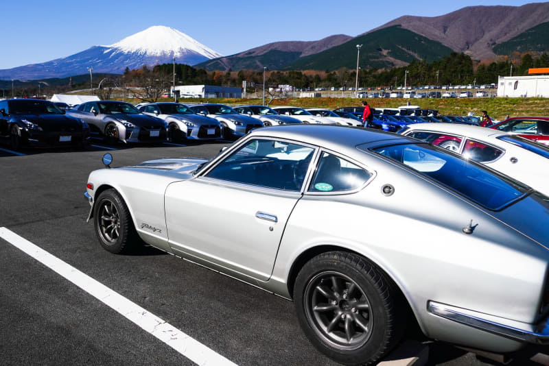 生誕50周年を記念してパレードランに参加したGT-RとフェアレディZが駐車場に並ぶ