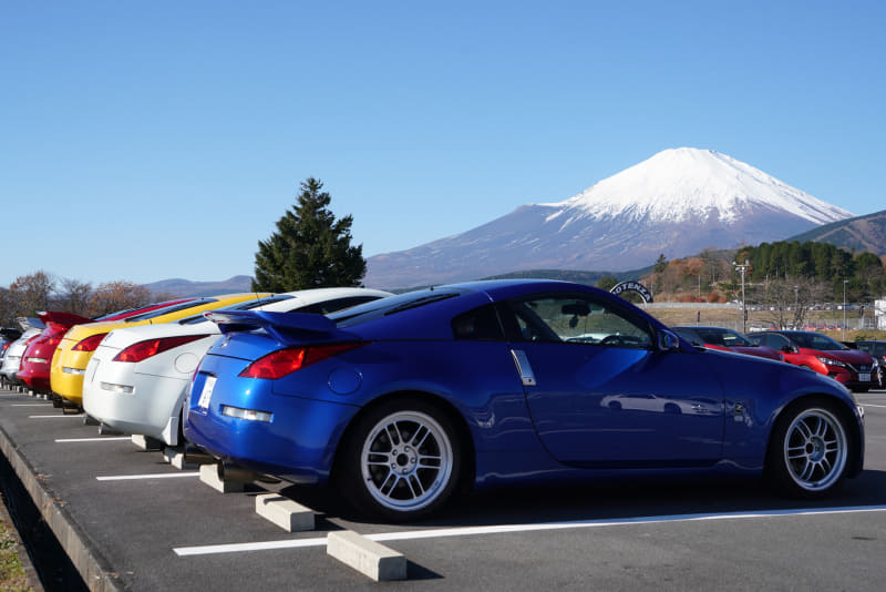 パレードランに参加したGT-RとフェアレディZは近くのパーキングに整列