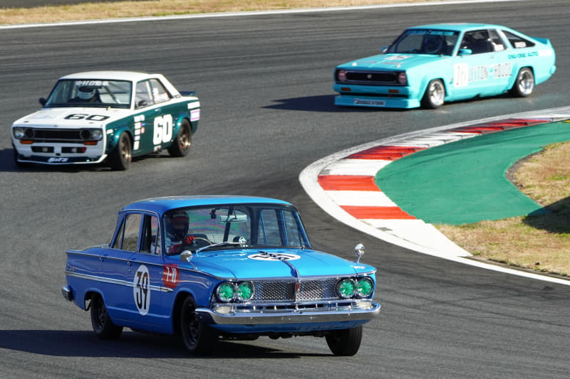 日産ヒストリックカーが戦う「NISSAN ヒストリックカー エキシビションレース」を先導していたのはグロリア スーパー6（1969 JAPAN GP）