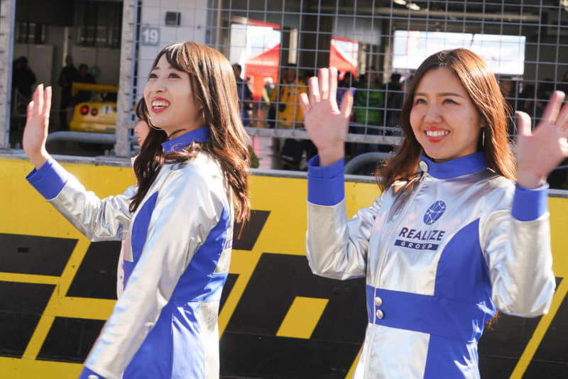 レースクイーンもファンに感謝のあいさつ