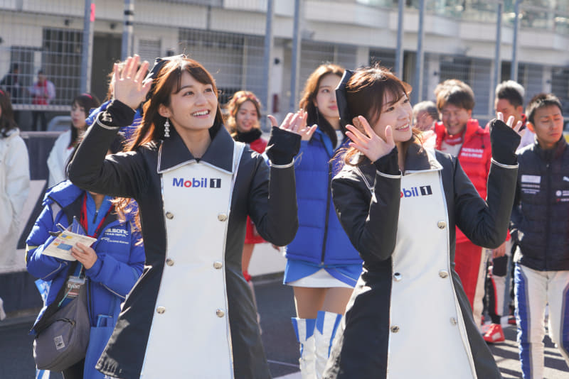 レースクイーンもファンに感謝のあいさつ