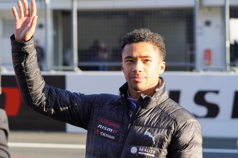 2位に入ったがペナルティを受けた「REALIZE Corporation ADVAN GT-R」のヤン・マーデンボロー選手。私物の手袋をプレゼントすることになった