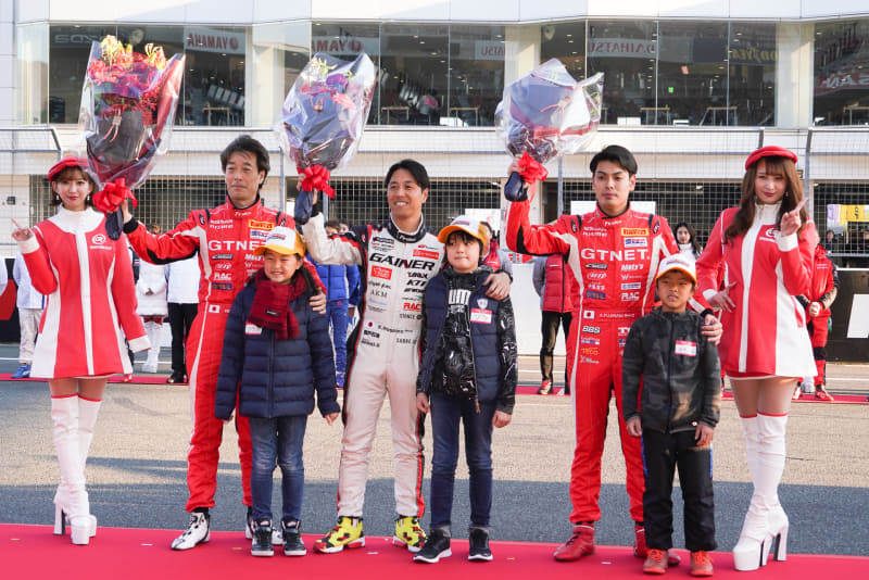 スーパー耐久シリーズのST-Xクラスでシリーズチャンピオンを獲得したGTNETスポーツ 浜野彰彦選手、星野一樹選手、藤波清斗選手