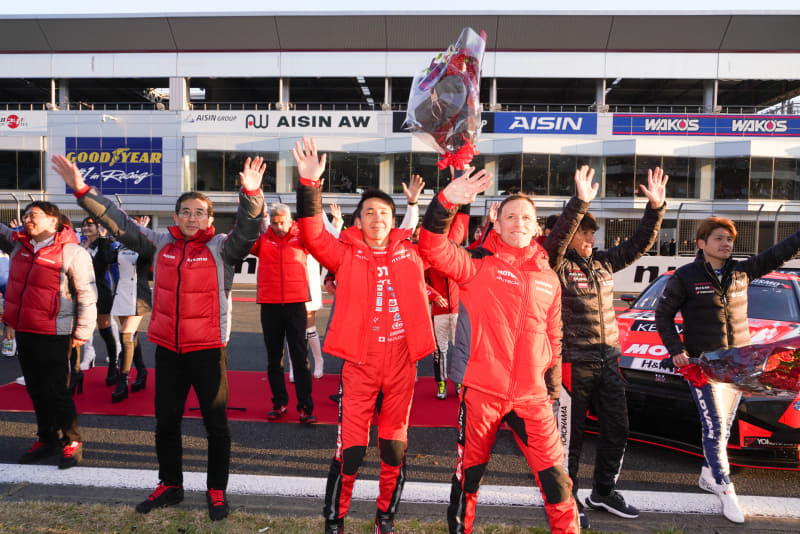 最後は総出でスタンドのファンに向かって感謝のあいさつ