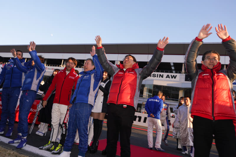 最後は総出でスタンドのファンに向かって感謝のあいさつ