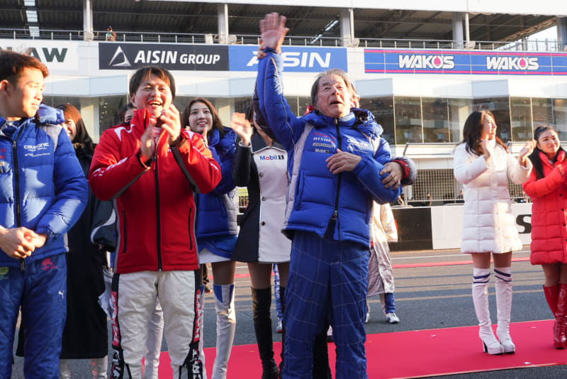 最後は総出でスタンドのファンに向かって感謝のあいさつ