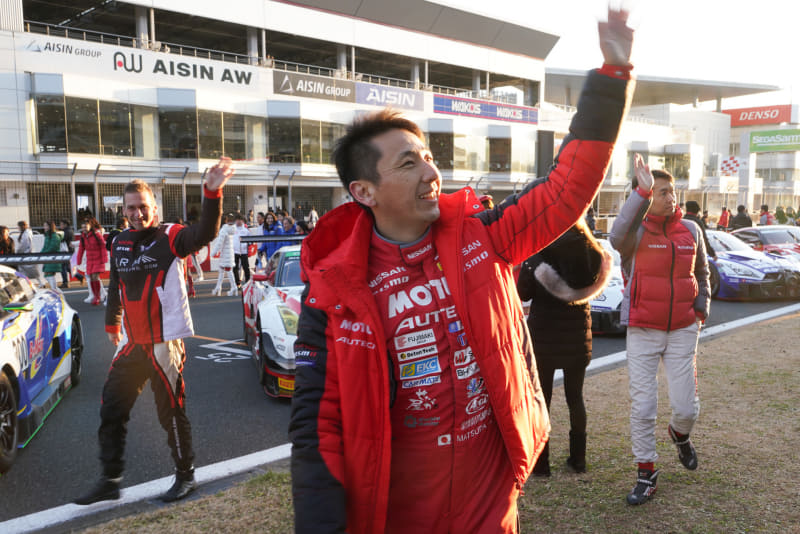 最後は総出でスタンドのファンに向かって感謝のあいさつ