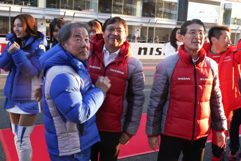 最後は総出でスタンドのファンに向かって感謝のあいさつ