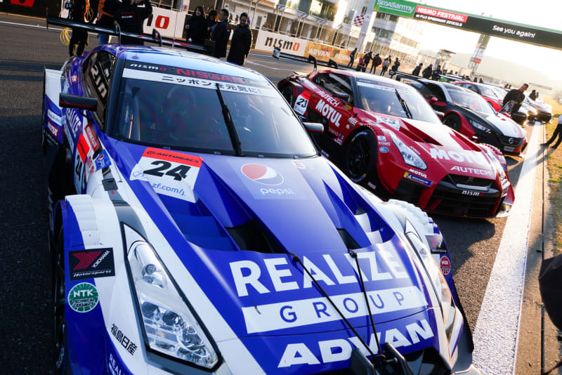 夕暮れが迫る中、コース内への入場が解放され、走行を終えたばかりのレーシングカーを見学することもできた