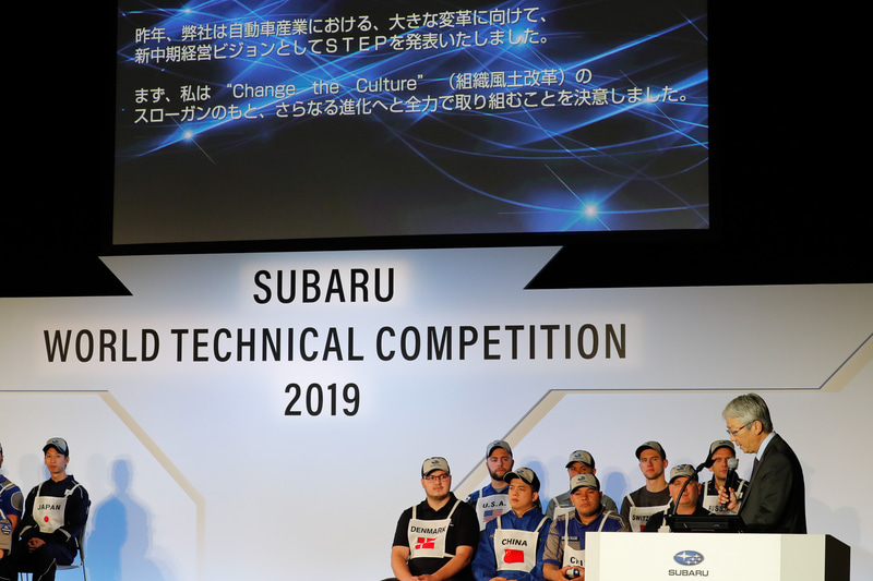 中村社長も英語でスピーチ。日本語訳がスクリーンに表示された