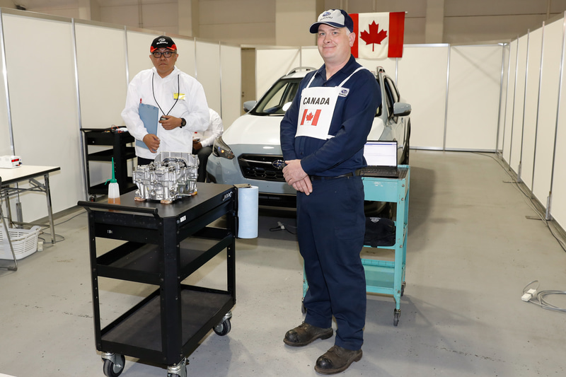 「FB20」型エンジンのシリンダーヘッドで実技競技の第1種目を実施