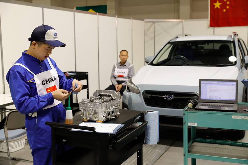 エリア別の予選を勝ち抜いてきただけに、選手たちは落ち着いてテキパキと作業を進めていく