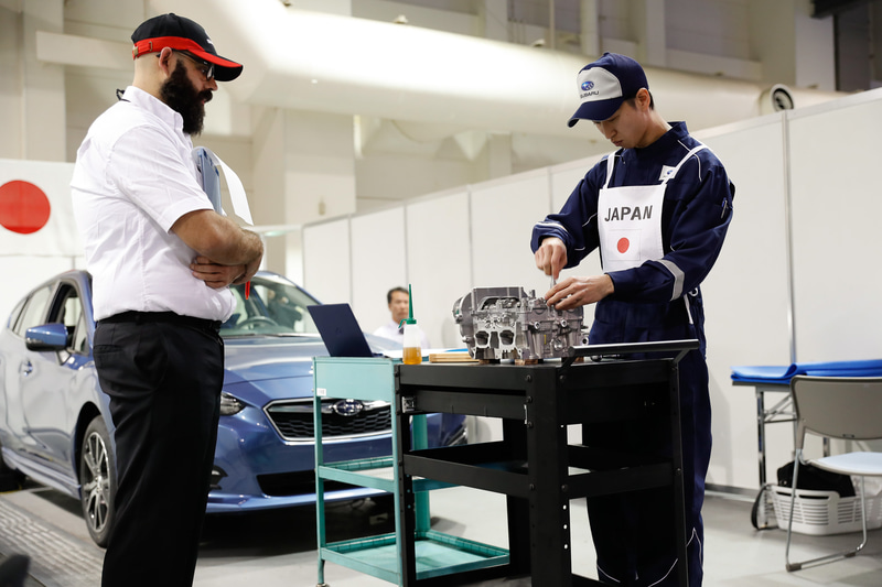 各選手をマンツーマン体制で審査員がチェック。マニュアルに沿った確認に加え、作業の丁寧さなども審査していく