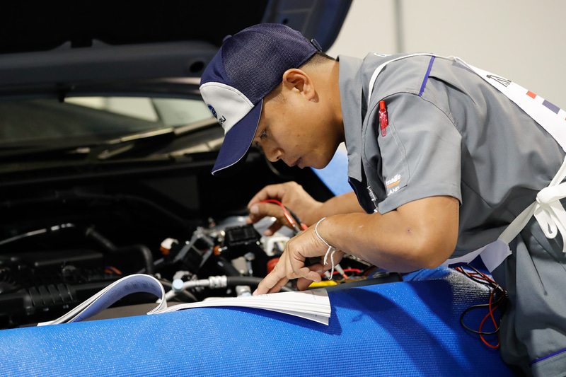 仕様書を参照しながら電圧などを確かめていく