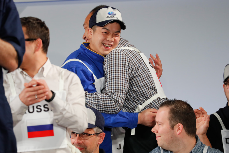 優勝発表の瞬間、アテンダントを務めた男性と抱き合って喜ぶチェン選手