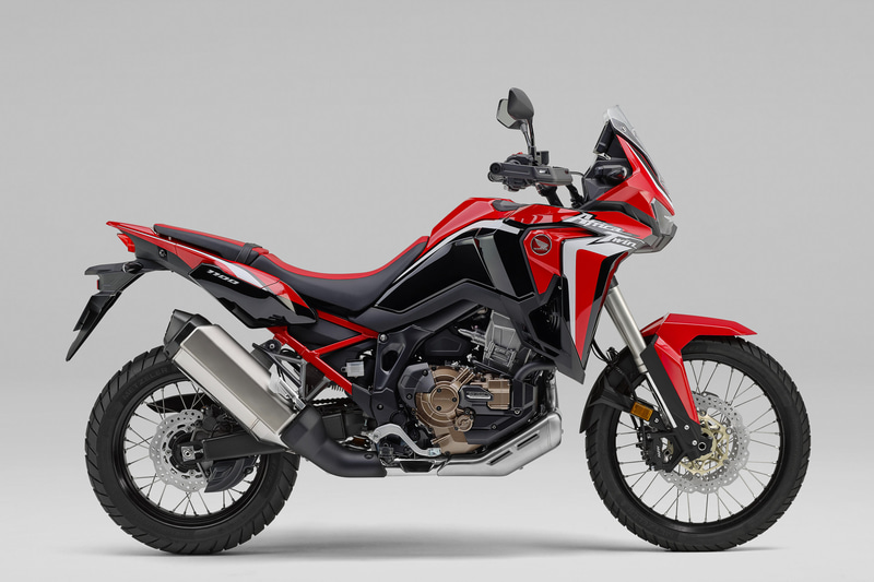 CRF1100L アフリカツインのカラーリングは「グランプリレッド」のみ。6速MT（左）と6速DCT（右）を用意する
