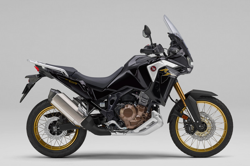 CRF1100L アフリカツイン Adventure Sports ES＜s＞は「パールグレアホワイト」（上段）と「ダークネスブラックメタリック」（下段）の2色から選択可能。トランスミッションは6速MT（左）と6速DCT（右）を用意