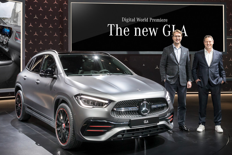 ダイムラーグループのチーフデザインオフィサー Gorden Wagener氏（左）、ダイムラーAGとメルセデス・ベンツAG 取締役会会長 Ola Källenius氏