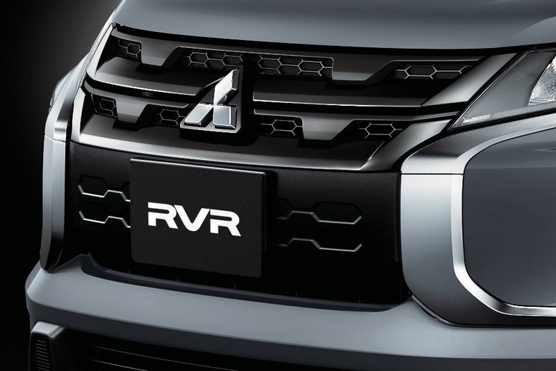 ピアノブラック塗装とブラックを組み合わせた専用フロントグリル