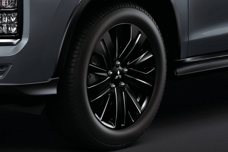 ブラックの18インチアルミホイールを装着