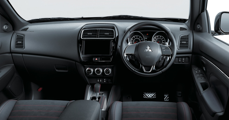 RVR BLACK Editionのインテリア。スエード調素材と合成皮革のコンビネーションシート（赤ステッチ入り）、赤ステッチを施した専用本革巻ステアリングホイール、専用本革巻シフトノブ、専用本革巻パーキングブレーキレバーに加え、運転席パワーシートや運転席・助手席シートヒーターを標準装備