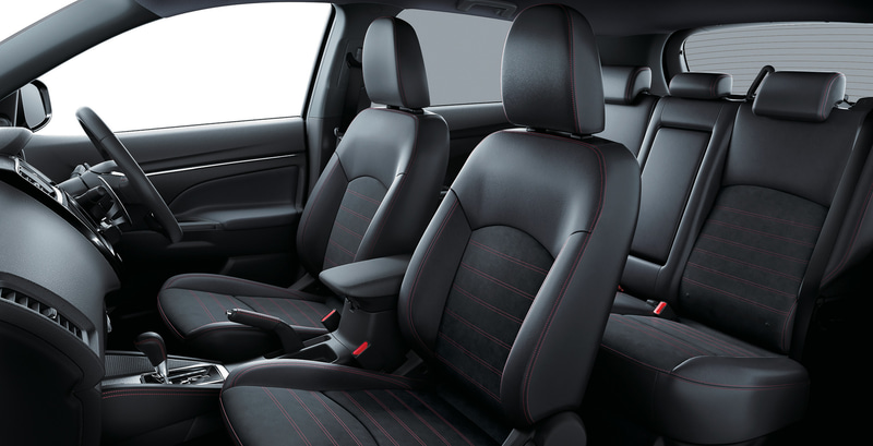 RVR BLACK Editionのインテリア。スエード調素材と合成皮革のコンビネーションシート（赤ステッチ入り）、赤ステッチを施した専用本革巻ステアリングホイール、専用本革巻シフトノブ、専用本革巻パーキングブレーキレバーに加え、運転席パワーシートや運転席・助手席シートヒーターを標準装備