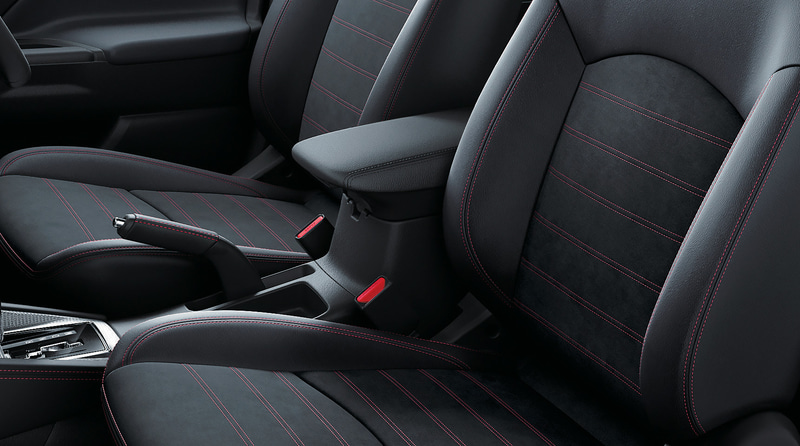 RVR BLACK Editionのインテリア。スエード調素材と合成皮革のコンビネーションシート（赤ステッチ入り）、赤ステッチを施した専用本革巻ステアリングホイール、専用本革巻シフトノブ、専用本革巻パーキングブレーキレバーに加え、運転席パワーシートや運転席・助手席シートヒーターを標準装備