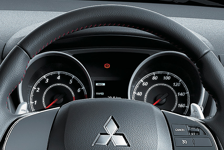 RVR BLACK Editionのインテリア。スエード調素材と合成皮革のコンビネーションシート（赤ステッチ入り）、赤ステッチを施した専用本革巻ステアリングホイール、専用本革巻シフトノブ、専用本革巻パーキングブレーキレバーに加え、運転席パワーシートや運転席・助手席シートヒーターを標準装備