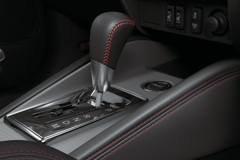 RVR BLACK Editionのインテリア。スエード調素材と合成皮革のコンビネーションシート（赤ステッチ入り）、赤ステッチを施した専用本革巻ステアリングホイール、専用本革巻シフトノブ、専用本革巻パーキングブレーキレバーに加え、運転席パワーシートや運転席・助手席シートヒーターを標準装備