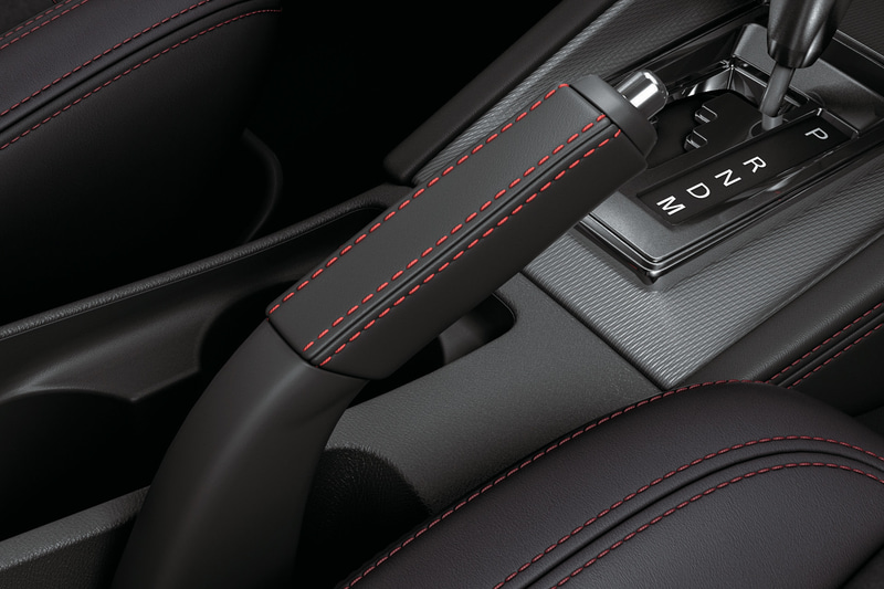 RVR BLACK Editionのインテリア。スエード調素材と合成皮革のコンビネーションシート（赤ステッチ入り）、赤ステッチを施した専用本革巻ステアリングホイール、専用本革巻シフトノブ、専用本革巻パーキングブレーキレバーに加え、運転席パワーシートや運転席・助手席シートヒーターを標準装備