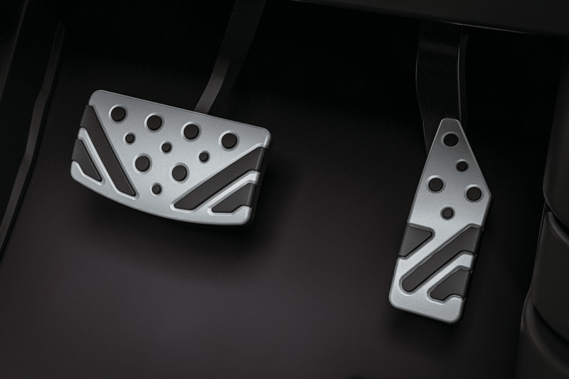 アクセルペダルとブレーキペダルをアルミペダルとしてスポーティさを演出