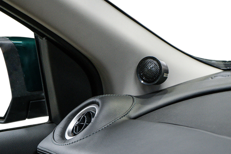 NXV897Dとのセットオプションとなる「FDS（フルデジタルサウンド）システム」。デジタル音源をそのまま再生して「究極の原音再生」を実現