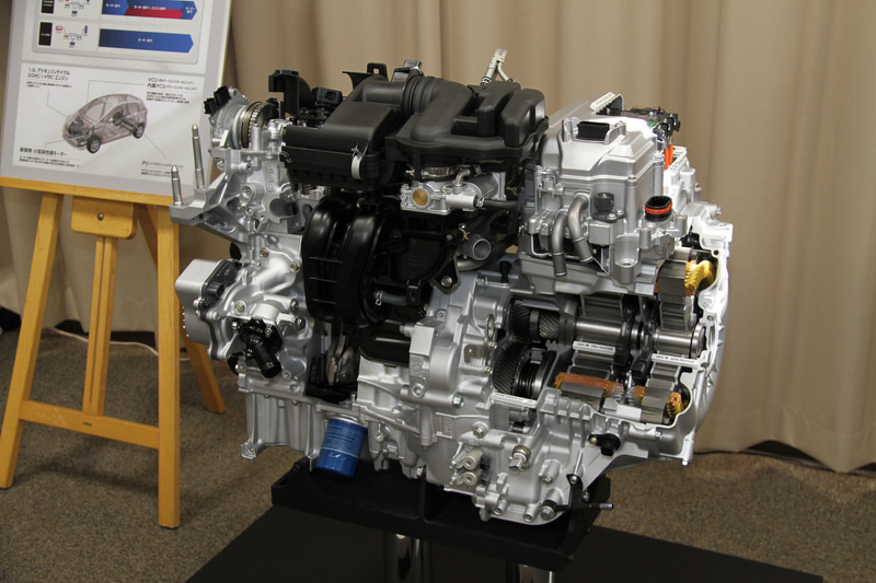 「e：HEV」で採用する最大熱効率40.5％を達成した1.5リッターアトキンソンサイクルDOHC i-VTECエンジン。新型フィットではこれにローターの磁力を強化してステーターを高耐圧化することで、高回転・高トルクでありながら軽量小型化も実現した新開発の高性能モーターを組み合わせる