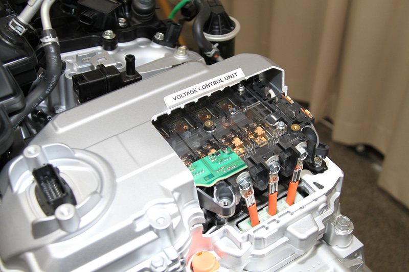 「e：HEV」で採用する最大熱効率40.5％を達成した1.5リッターアトキンソンサイクルDOHC i-VTECエンジン。新型フィットではこれにローターの磁力を強化してステーターを高耐圧化することで、高回転・高トルクでありながら軽量小型化も実現した新開発の高性能モーターを組み合わせる