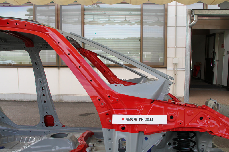 新型フィットのボディでは、超高張力鋼板率（980MPa材以上）を従来モデルの10％から17％に高めるとともに、ボディ重量の4.5kg軽量化に成功。ボディ剛性も3.4％向上している