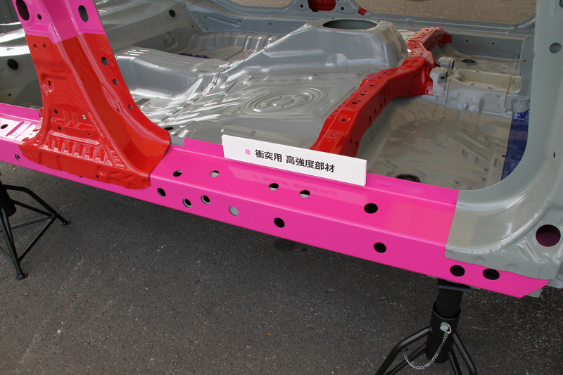 新型フィットのボディでは、超高張力鋼板率（980MPa材以上）を従来モデルの10％から17％に高めるとともに、ボディ重量の4.5kg軽量化に成功。ボディ剛性も3.4％向上している