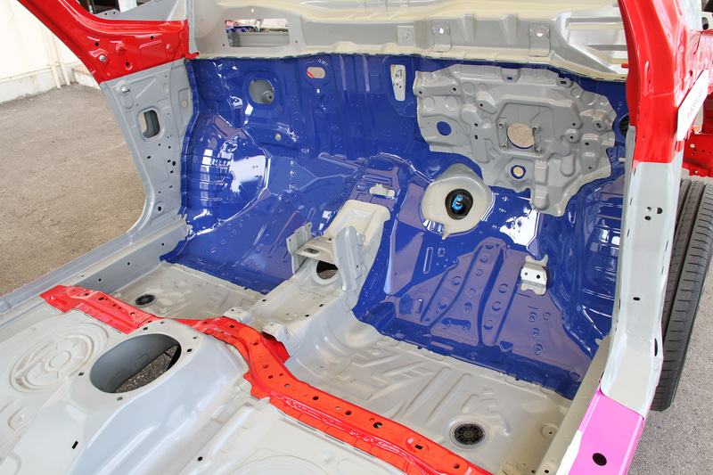 新型フィットのボディでは、超高張力鋼板率（980MPa材以上）を従来モデルの10％から17％に高めるとともに、ボディ重量の4.5kg軽量化に成功。ボディ剛性も3.4％向上している