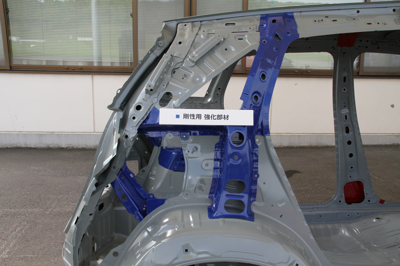 新型フィットのボディでは、超高張力鋼板率（980MPa材以上）を従来モデルの10％から17％に高めるとともに、ボディ重量の4.5kg軽量化に成功。ボディ剛性も3.4％向上している